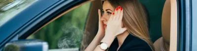 ¿Por qué huele a quemado el coche? Causas más comunes y qué hacer
