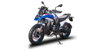 Moto trail azul y blanca de tres cuartos con carenado alto sobre fondo blanco de estudio
