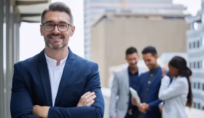 Directivo de empresa con su equipo detrás