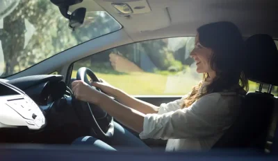Conductora al volante de su coche de renting