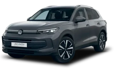 SUV gris oscuro de tres cuartos delanteros con llantas de aleación sobre fondo blanco de estudio