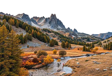 Valle de montaña con pinos y un arroyo entre laderas doradas por el otoño