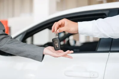 Entrega de las llaves del coche de renting