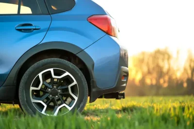 Fila de coches disponibles para renting económico