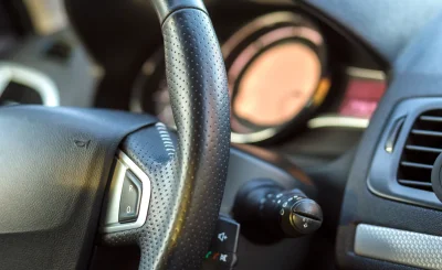 Volante y cuadro de instrumentos de un coche, con los mandos del limpiaparabrisas